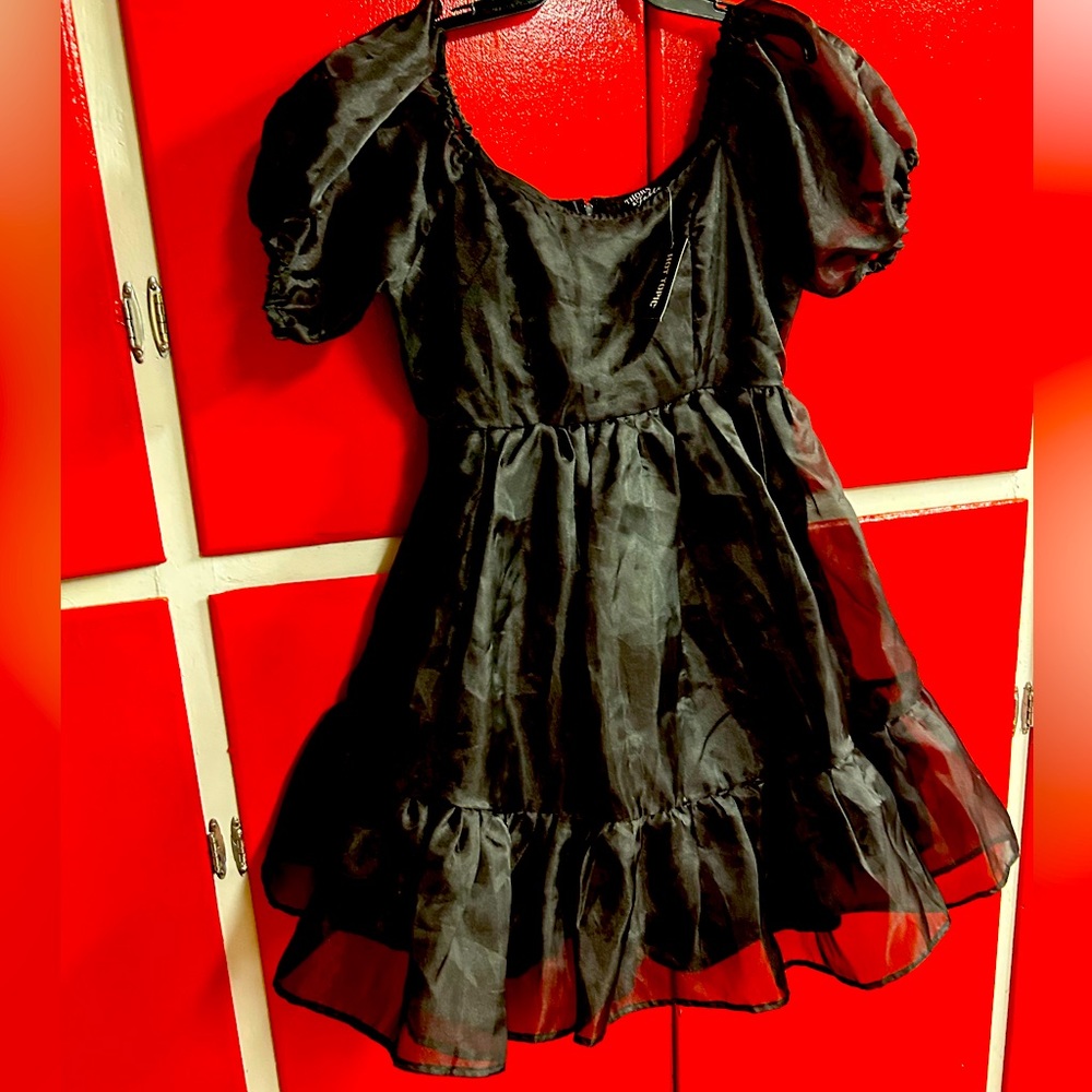 Thorn in Fayetteville prom dress size medium black new with tags.